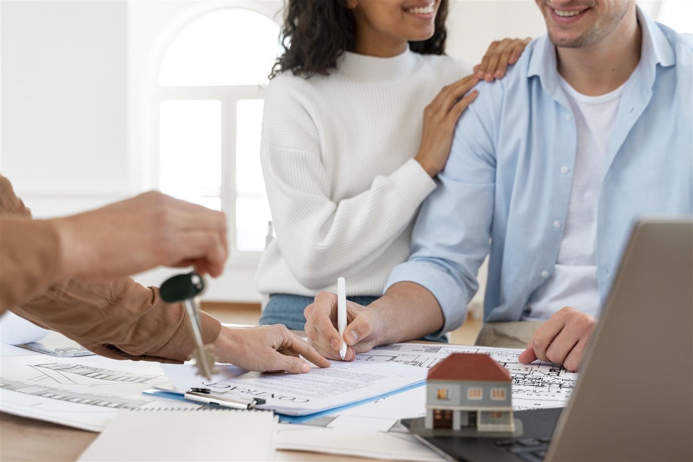 Pareja firmando la compra de su nueva casa